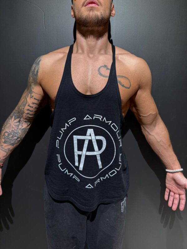 Svart Pump Armour Training Stringer Singlet sett forfra på modell