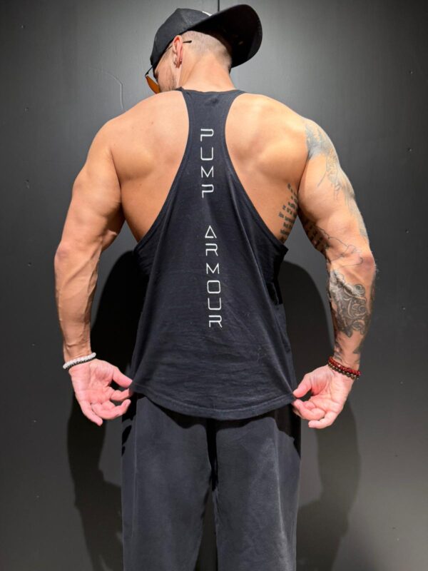 Svart Pump Armour Training Stringer Singlet sett bakfra på modell